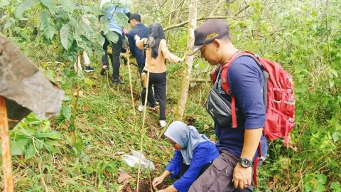 Cegah Bencana Alam, Mahasiswa Unesa Reboisasi Hutan di Mojokerto - GenPI.co JATIM