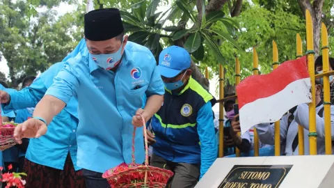 Ziarah Makam Bung Tomo, Anis Matta Sebut Sejarah Baru Indonesia - GenPI.co JATIM