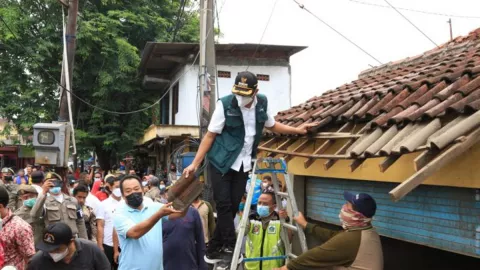 Bekas Balai Desa Dibongkar, Gus Muhdlor Pimpin Langsung - GenPI.co JATIM