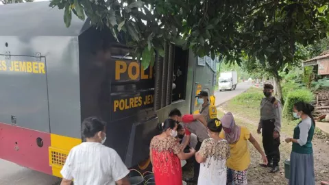 Polisi Distribusikan Air Korban Banjir Gunakan Water Canon - GenPI.co JATIM