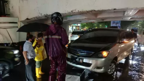 Hujan Deras di Surabaya, Mobil Melompat Pembatas Jalan - GenPI.co JATIM