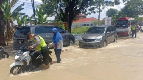 2 Kecamatan di Gresik Banjir, Akibat Kali Lamong Meluap - GenPI.co JATIM