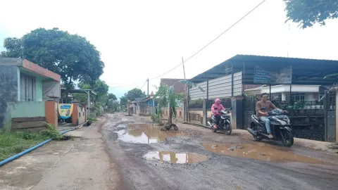 Jalan Plosokerep Rusak, Warga Geram, Tanam Pisang - GenPI.co JATIM