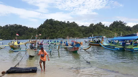 Gelombang Tinggi di Malang Selatan, Nelayan Waspada - GenPI.co JATIM