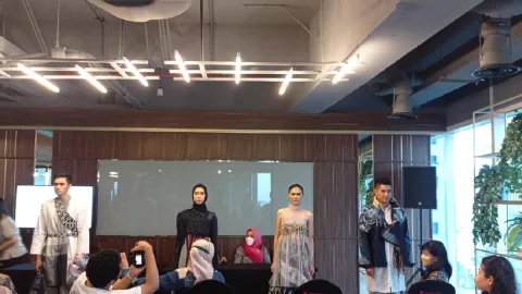 Membeludak, Belasan Desainer Ramaikan Surabaya Fashion Parade - GenPI.co JATIM