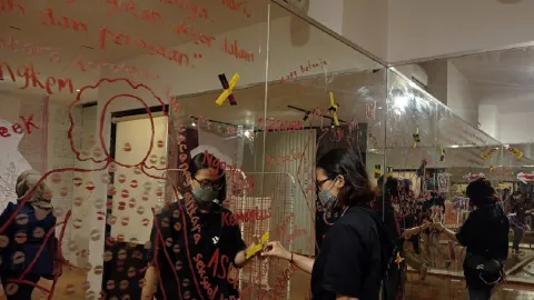 Seniman Surabaya ini Sematkan Pesan Lewat Karyanya, Jangan Vulgar - GenPI.co JATIM
