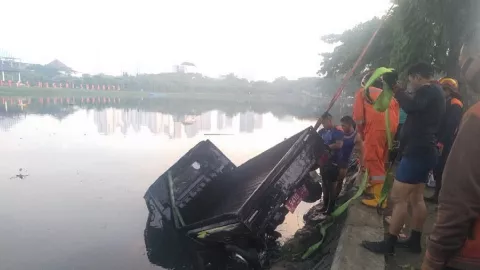 Hindari Barier, Mobil Bak Terbuka Tercebur di Danau Unesa - GenPI.co JATIM