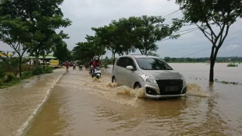 Banjir di Bangkalan, Jalan Raya Blega Sempat Macet Parah - GenPI.co JATIM