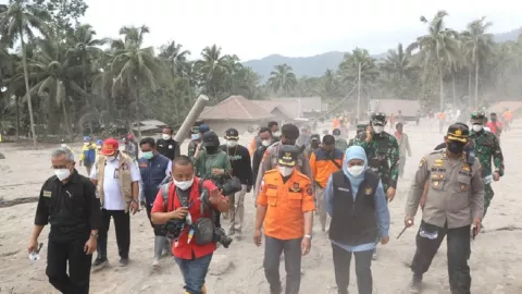 Pemprov Jatim Dampingi Korban Gunung Semeru, Utamakan Anak-anak - GenPI.co JATIM
