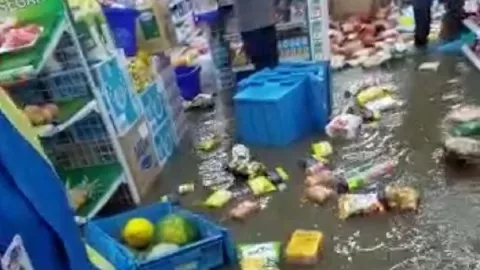 Banjir di Mojokerto, Barang-barang di Minimarket Mengapung - GenPI.co JATIM