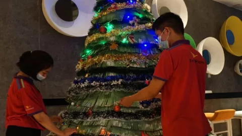Ibis Style Surabaya Hias Hotel dengan Pohon Natal Daur Ulang - GenPI.co JATIM