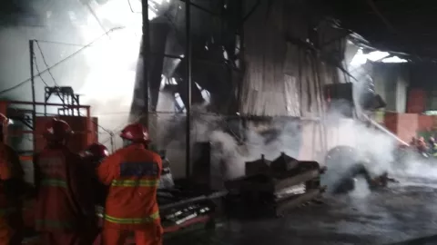 Pabrik Karet di Malang Terbakar, Kerugian Ditaksir Rp 300 Juta - GenPI.co JATIM