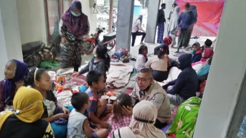 Polres Malang Punya Cara Hapus Trauma Anak-anak Pengungsi Semeru - GenPI.co JATIM
