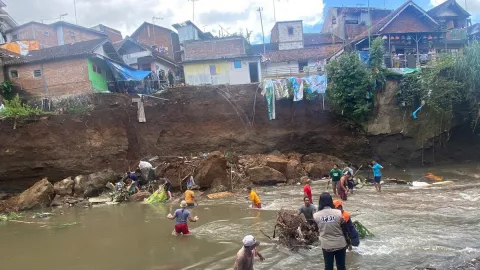 Pinggir Sungai Brantas di Malang Longsor, 3 Rumah Rusak - GenPI.co JATIM