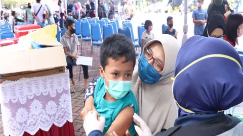 Polres Malang Punya Cara Menarik Ajak Anak-anak Vaksin Covid-19 - GenPI.co JATIM