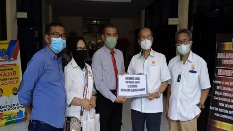 KONI Jatim Beri Bantuan dari KONI se-Indonesia Buat Korban Semeru - GenPI.co JATIM