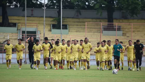 Jelang Lawan Bali United, Aji Santoso Jelaskan Kondisi Pemainnya - GenPI.co JATIM