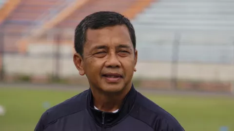 Lawan Arema FC, Pelatih Persela Enggan Kecolongan - GenPI.co JATIM