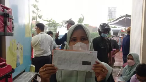 Bansos Cair, Warga Surabaya Manfaatkan untuk Kebutuhan Harian - GenPI.co JATIM