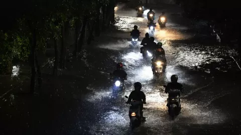 Hujan 3 Jam, Surabaya Banjir dan Pohon Tumbang - GenPI.co JATIM
