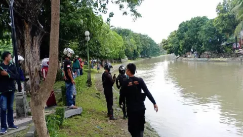 Kejadian Orang Tenggelam di Sungai Kalimas, Petugas Terus Mencari - GenPI.co JATIM