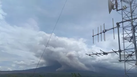Gunung Semeru Luncurkan Kembali Awan Panas Guguran - GenPI.co JATIM