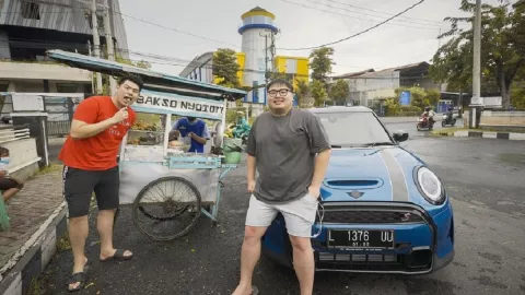 Jajan Bakso Pinggir Jalan, Mobil Crazy Rich Surabaya jadi Sorotan - GenPI.co JATIM