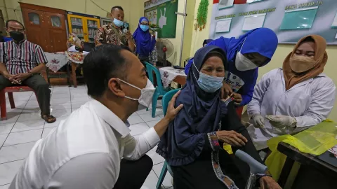 Warga Surabaya Sabar Dulu, Stok Vaksin untuk Booster Habis - GenPI.co JATIM