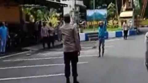 Viral Video Pria Serang Polres Lumajang, Ternyata ODGJ - GenPI.co JATIM