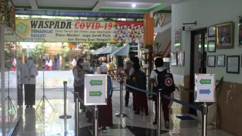 Covid-19 Ditemukan di Lingkungan Sekolah, PTM Dihentikan - GenPI.co JATIM