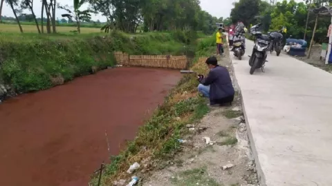 Heboh, Air Sungai di Mojokerto ini Berwarna Merah - GenPI.co JATIM