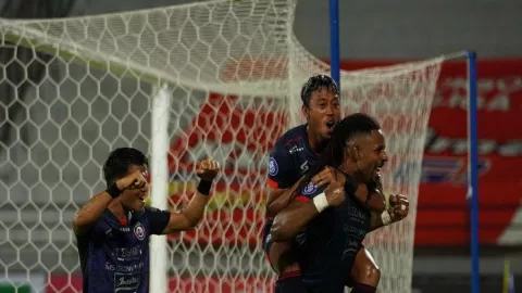 Pelatih Arema Puas Hasil 3 Poin Lawan Persipura, ini Katanya - GenPI.co JATIM