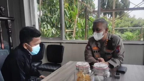 Melamar Cleaning Service, Pemuda Surabaya Ditawari Masuk Polisi - GenPI.co JATIM