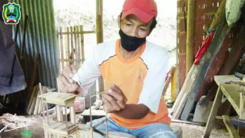 Pria di Magetan ini Rangkai Bambu Menjadi Miniatur Bangunan Keren - GenPI.co JATIM
