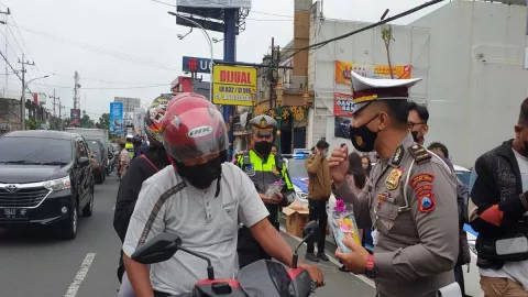 Polres Malang Kota Punya Cara Unik Ingatkan Prokes ke Pengendara - GenPI.co JATIM