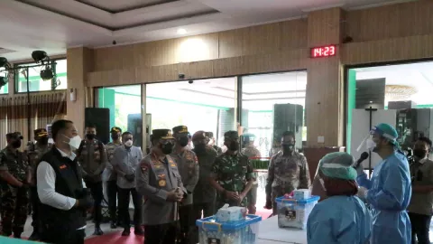 Berkunjung ke Isoter Asrama Haji Surabaya, Kapolri Beri Bantuan - GenPI.co JATIM