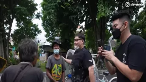 Crazy Rich Surabaya Naik Becak, Pengemudi Kaget Saat Dibayar - GenPI.co JATIM