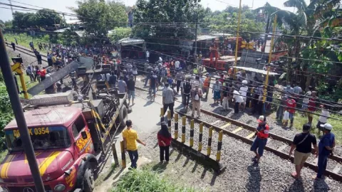 Kecelakaan Bus versus Kereta Api Tulungagung, KAI Angkat Bicara - GenPI.co JATIM