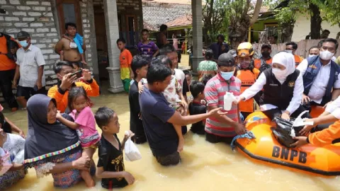 Gubernur Jatim Bikin Tenang Warga Terdampak Banjir Pamekasan - GenPI.co JATIM