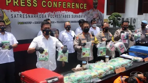 Astaga Banyak Banget, Polrestabes Surabaya Sita 2 Koper Narkoba - GenPI.co JATIM