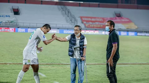 Terungkap, ini Penyebab Aji Santoso Gunakan Kruk - GenPI.co JATIM