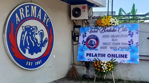 Kantor Arema FC Dikirimi Karangan Bunga Bertulis Pelatih Online - GenPI.co JATIM