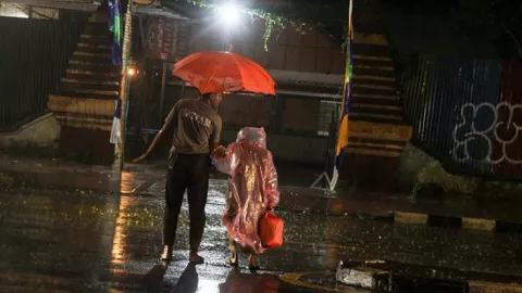 Prakiraan Cuaca Hari ini, Hujan Diprediksi akan Turun Merata - GenPI.co JATIM