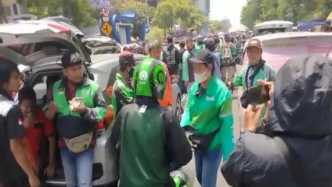 Massa Demo Ojol Gelar Sweeping, Cegat yang Masih Terima Order - GenPI.co JATIM