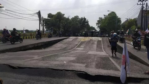 Lacak Truk yang Melintas Sebelum Jembatan Ngaglik Lamongan Ambles - GenPI.co JATIM