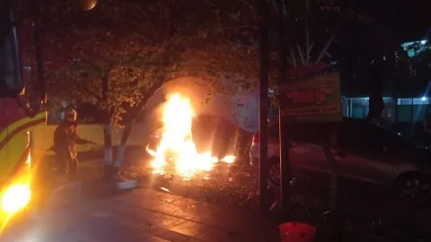 Mobil Mercy Terbakar di Jalan Hayam Wuruk Surabaya - GenPI.co JATIM