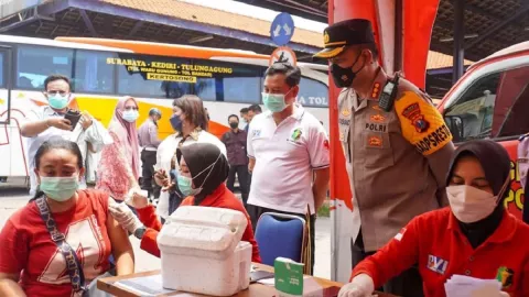 Gerai Vaksinasi di Terminal Bungurasih Sidoarjo Diserbu Warga - GenPI.co JATIM