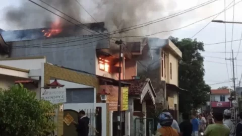 Rumah di Wonocolo Surabaya Terbakar, Pemilik Teriak Minta Tolong - GenPI.co JATIM