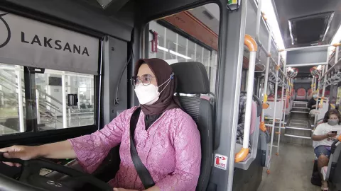 Eka Hardianti, Sosok Wanita Tangguh di Balik Kemudi Suroboyo Bus - GenPI.co JATIM