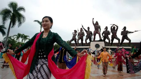 Puluhan Siswi SMP di Blitar Menari Gambyong, di Lokasi Bersejarah - GenPI.co JATIM